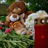 Kuscheltiere, Grablichter und Blumen liegen in Freiburg am Fundort des getöten achtjährigen Armani.