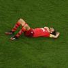 Kölns Jonas Hector liegt erschöpft auf dem Rasen. Der jahrelange Raubbau am Körper wird bei vielen Spielern Spuren hinterlassen, die über die Karriere hinaus bleiben. 