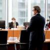 Hier steht er und kann nicht anders: Verkehrsminister Andreas Scheuer sagt als Zeuge vor dem Maut-Untersuchungsausschuss im Bundestag aus.