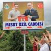 Dieses Bild ging um die Welt. In Özils türkischem Heimatort wird es etwas anders bewertet als in Deutschland...