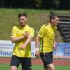 Ärmel hoch! Youngster Aladin Halilovic (links) und der kickende Co-Trainer Michael Hildmann starten mit dem TSV Gersthofen in die Landesliga. 	