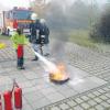 Wie man mit einem Feuerlöscher umgeht, war auch ein Thema des Brandschutztags an der Windacher Volksschule.  