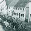 Am Bartholomämarkt 1939 marschierten die ersten Soldaten aus Krumbach und Umgebung Richtung Front. Unser Bild zeigt sie in der Mindelheimer Straße auf Höhe der heutigen Volksbank. 