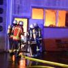Zahlreiche Feuerwehren waren bei dem Brand einer Lagerhalle in Hiltenfingen im Einsatz.