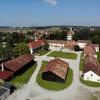 Eine eindrucksvolle Kulisse: Im Affinger Schlosshof steigt am Sonntag, 8. September, das erste Affinger Oldtimertreffen. Organisator ist die Katholische Landjugend. 	