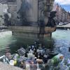 Nach einer lauen Sommernacht treiben nicht selten die Hinterlassenschaften des Partyvolks im Herkulesbrunnen in der Maximilianstraße. Corona hat das Müllproblem in der Innenstadt noch verschlimmert.  	