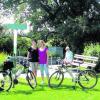 Da war noch alles eitel Sonnenschein: Unserer Testradlerinnen Mandy und Bianca an der Wassertretstelle bei der Moosbergeiche. Kurz darauf gerieten sie in einen heftigen Regenschauer. Foto: bia