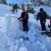 Skitouren: Franz Reif zeigt den Teilnehmerinnen und Teilnehmern der Lawinenprävention die Schichten eines Schneeprofils.