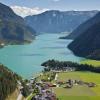 Der Achensee ist der größte See in Tirol und wirkt aufgrund seines türkisblauen Wassers wie die Karibik der Alpen. Die Sehenswürdigkeit gibt es hier auf einen Blick.