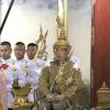 Bei einer feierlichen Zeremonie anlässlich seiner Krönung am Samstag trug Thailands König Maha Vajiralongkorn die Krone, die er sich zuvor selber aufgesetzt hat.