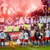 Die HSV-Profis feiern den Derbysieg bei St. Pauli mit ihren Fans.