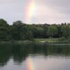 Es sind Momente wie dieser, die Jörg Neugebauer zu seinen Gedichten inspirieren. Ein Regenbogen über dem Pfuhler See kommt auch in seinem Band "Kühe spielen Minigolf" vor.