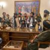 Taliban-Kämpfer sitzen in einem Raum des Präsidentenpalastes in Kabul. Den haben die radikalen Islamisten am Sonntag eingenommen.