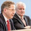 Im November 2018 versetzte Bundesinnenminister Horst Seehofer (rechts) den damaligen Verfassungsschutzpräsidenten Hans-Georg Maaßen in den Ruhestand.