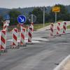 Die Staatsstraße zwischen Monheim und Warching ist seit Freitagnachmittag wieder frei. Das Bild zeigt den Ortsausgang von Monheim, wo auch eine Querungshilfe für Fußgänger und Radlerinnen errichtet wurde.