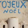 „Joyeux Noel“ – zu deutsch Frohe Weihnachten – steht auf dieser Krippe, die Kinder zum Weihnachtsfest in Burkina Faso gebaut haben. 