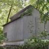 Seit Kurzem steht das Taubenhaus zwischen Bäumen und Sträuchern am Westufer des Lechs unterhalb des Postbergs in Landsberg. 