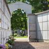 Urnengräber, wie hier auf dem Neuen Friedhof Haunstetten, sind gefragt. Immer mehr Hinterbliebene entscheiden sich für diese Bestattungsart. Die Kosten dafür sind jedoch in den vergangenen Jahren in Augsburg um mehr als das Doppelte gestiegen.  	 	