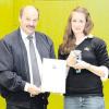 Melanie Häringer aus Stoffen wurde von Bürgermeister Klaus Flüß bei der Bürgerversammlung geehrt. Die Eishockeyspielerin hat mit der U18-Nationalmannschaft bei der Jugendolympiade in Innsbruck den dritten Platz belegt.
