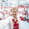 Ausnahme: Sebastian Vettel posiert im Ferrari-Werk vor Mitarbeitern für ein Selfie.