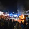 Hunderte Besucherinnen und Besucher beobachteten in Dillingen, wie die Fristinger Feuerwehr einen Zimmerbrand löschte. 