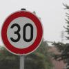 In Schönebach sollen einem Beschluss des Gemeinderats zufolge alle Seitenstraßen, die auf die Hauptstraße führen, als Tempo 30-Zone ausgewiesen werden. (Symbolbild)