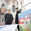 Franz-Xaver Mayershofer (links) unterschreibt für ein Bürgerbegehren gegen Märkte auf der Hasenwiese. Auf dem Kirchplatz sammeln Thomas Schwarzer und Michael Gutter (rechts) auch am Samstag wieder Autogramme.  