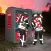 Mit Feuerwerkskörpern setzten zwei junge Männer Ende Dezember 2023 diesen Altkleidercontainer in Aichach in Brand. Die Feuerwehr löschte die Flammen.