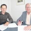 Finningens Bürgermeister Klaus Friegel (rechts) und Tobias Miessl (Geschäftsführer mic-dsl.de) bei der Vertragsunterzeichnung.   