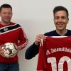 Das Trikot mit der Nummer 10 soll der künftige Spielertrainer Daniel Reiser beim VfL Zusamaltheim tragen. Links im Bild freut sich Abteilungsleiter Arian Plooij darüber.