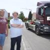 Anwohner Jürgen Strickstrock (links) und Markus Veit kritisieren das hohe Verkehrsaufkommen. Auch viele Lkw-Fahrer nutzen die Iglinger Straße als Umgehungsstraße.