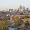 Blick vom Penn Valley Park auf die Skyline von Kansas City: Die gröβte Stadt im US-Bundesstaat Missouri ist bekannt für Jazz, Barbecue, Wildwest und Gangster-Geschichte.