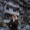 Natali Sewriukowa steht neben ihrem Haus nach einem russischen Raketenangriff.
