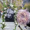 Auf dem Walk of Fame in Hollywood stehen nach der Todesnachricht Blumen und ein Portrait von Tina Turner. Die Rock-Ikone wurde hier 1986 mit einem Stern ausgezeichnet.