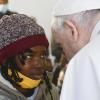 Papst Franziskus sprach jungen Flüchtlingen Mut zu. 	