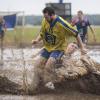 Beim Matschfußball spielen die Mannschaften nach normalen Fußballregeln - nur die Platzverhältnisse unterscheiden sich etwas.