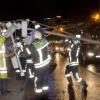 In Stuttgart sichern Feuerwehrkräfte eine Ampelanlage, die bei Sturm von durch die Luft geschleuderten Gegenständen beschädigt wurde.