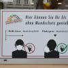 Die Corona-Regeln in Augsburg waren nicht immer einfach zu durchschauen. Im Mai 2021 hängte ein Eiscafé in der Innenstadt dieses Schild auf, um Kunden zu informieren.
