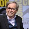 Steven Spielberg ist in zweiter Ehe verheiratet und Vater von sieben Kindern. Drei davon sind adoptiert.