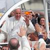Papst Franziskus wird auf der Piazza del Plebiscito in Neapel begeistert empfangen.