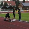 Zum ersten Mal stand Benedikt Deigendesch (rechts) als offizieller Trainer an der Seitenline des TSV Mindelheim. Zusammen mit seinem Co-Trainer Holger Thamm (Mitte) sah er aber erneut ein Unentschieden seiner Mannschaft, die damit weiterhin auf den ersten Dreier der Saison wartet.