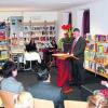 Die Gemeinde Tapfheim hat jetzt eine Bücherei: Bürgermeister Karl Malz (am Rednerpult) bezeichnete die Stiftung einer Bürgerin als "Glücksfall". Foto: Bissinger