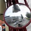 An fünf großen Straßenkreuzungen im Stadtgebiet Stadtbergen werden die Spiegel installiert. 	