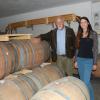 Internationale Spitzenweine aus Mindelzell. Unser Foto zeigt Engelbert und Susanne Schmid in dem Teil des Kellers, wo der neueste Jahrgang 12 Monate in Barrique-Fässern reift. 