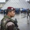 Wieder geöffnet: Ein Soldat patrouilliert nach dem Macheten-Angriff auf Soldaten beim Louvre vor dem Museum.