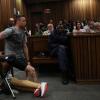 Oscar Pistorius bei seinem Berufungsprozess 2016 in Pretoria. Dabei musste er seine Prothesen ablegen und demonstrieren, wie er sich ohne Gehhilfen fortbewegen kann.