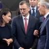 Bundesaußenministerin Annalena Baerbock im Gespräch mit ihrem ukrainischen Amtskollegen Dmytro Kuleba (M) und Nato-Generalsekretär Jens Stoltenberg.