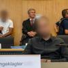 Drei junge Männer mussten sich nach einem Angriff auf einen Polizisten in Ulm wegen versuchten Mordes vor dem Ulmer Landgericht verantworten. 