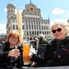 Die Außengastronomie in Augsburg hat wieder geöffnet. Julia Seeberg (links) und Barbara Eikelmann genießen ihre Mittagspause.  