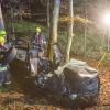 Eine 21 Jahre alte Autofahrerin aus Schondorf ist am Mittwochabend zwischen Dießen und Entraching von der Fahrbahn abgekommen und mit einem Baum kollidiert. Sie wurde schwer verletzt.